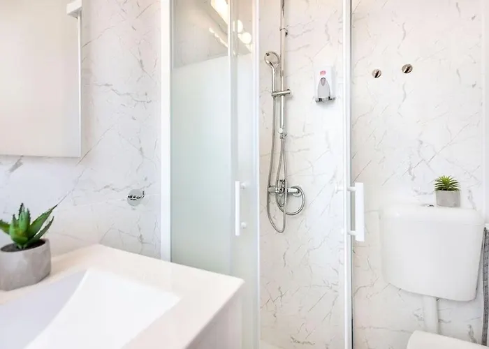 아파트 White Heaven - Stylish 9th-floor With Views 부쿠레슈티